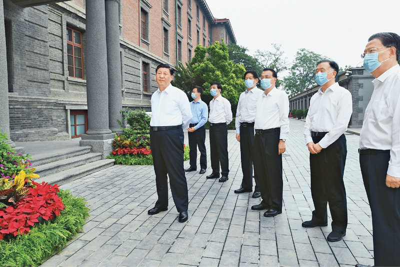 2021年6月25日,中共中央政治局就用好红色资源、赓续红色血脉举行第三十一次集体学习。这次集体学习采取参观和讨论相结合的形式,这是习近平、李克强、栗战书、汪洋、王沪宁、赵乐际、韩正等在北大红楼参观“光辉伟业 红色序章——北大红楼与中国共产党早期北京革命活动主题展”。 新华社记者 谢环驰/摄